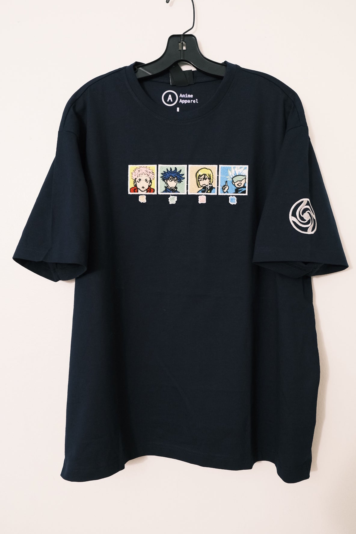 JJK-T-Shirt-Kollektion: Jujutsu Kaisen Anime-Shirts mit Stickereien