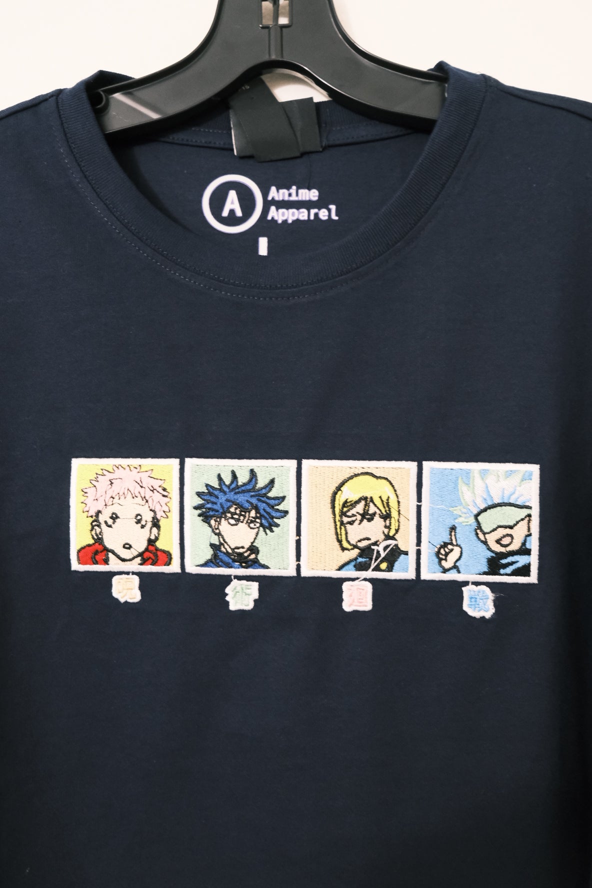 JJK-T-Shirt-Kollektion: Jujutsu Kaisen Anime-Shirts mit Stickereien