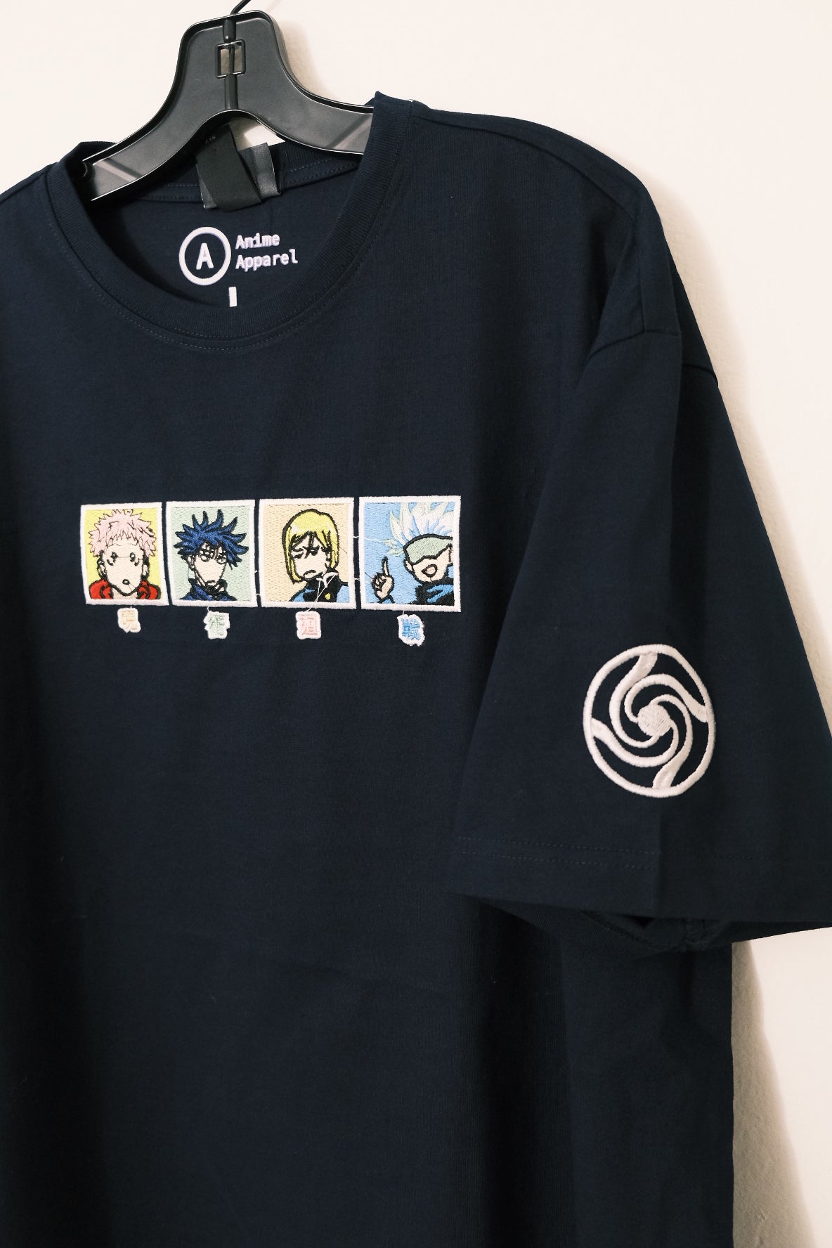 JJK-T-Shirt-Kollektion: Jujutsu Kaisen Anime-Shirts mit Stickereien